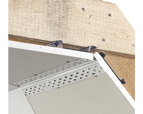 Detailansicht einer montierten Rigipsplatte mit Profilen an einer Holzkonstruktion