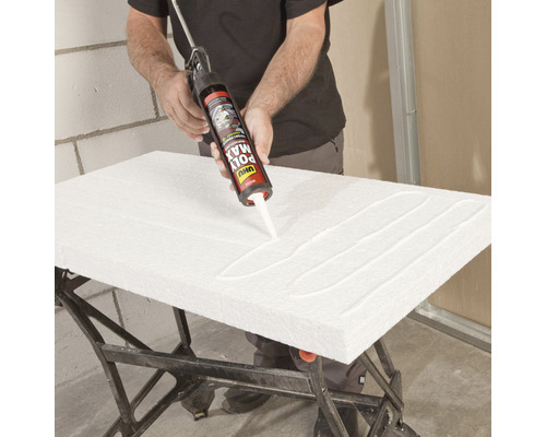 Anwendung von Montagekleber auf einer Dämmplatte mit einer Kartuschenpistole