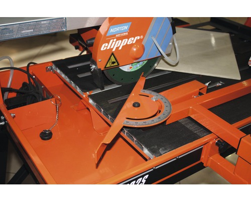 Norton Clipper Fliesenschneidmaschine mit Winkelführung und Sägeblatt