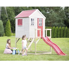 Spielhaus mit Rutsche und zwei spielenden Kindern im Garten