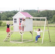 Spielhaus mit Schaukel und Kindern auf einer Wiese