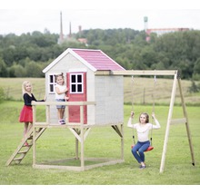 Spielhaus aus Holz mit Schaukel und spielenden Kindern im Garten.
