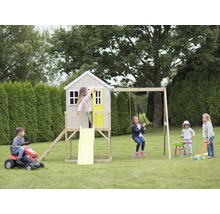 Holzspielhaus mit Rutsche und Schaukel für Kinder im Garten
