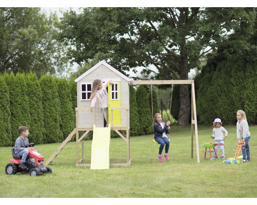Holzspielhaus mit Rutsche und Schaukel für Kinder im Garten