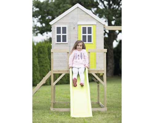 Mädchen rutscht auf einer Kinderspielhaus Rutsche im Garten