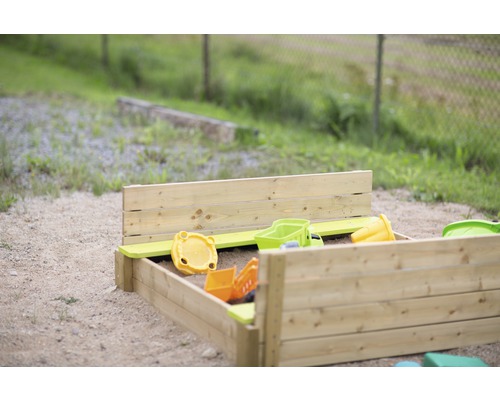 Sandkasten aus Holz mit Spielzeug im Garten