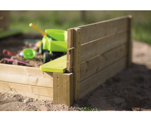 Holzsandkasten mit Sitzbrett und Spielzeug
