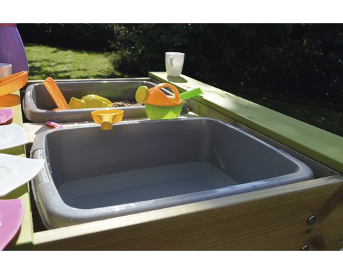 Sand- und Wassertisch mit Spielzeug im Garten