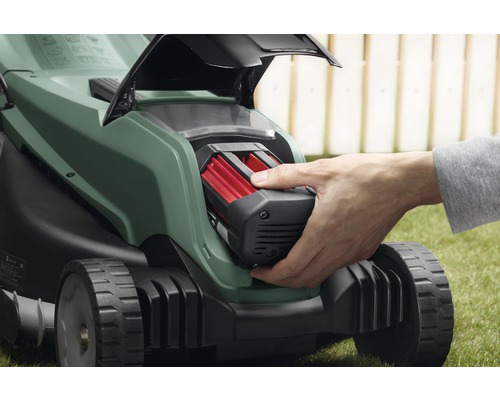 Akkurasenmäher mit eingesetztem Akku