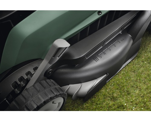 Detailansicht eines Rasenmähers mit Schnitthöhenverstellung.