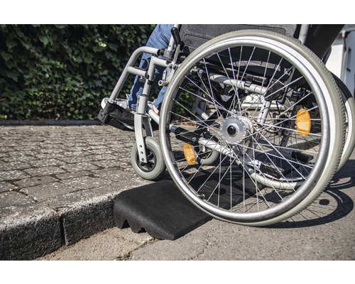 Rollstuhl mit Bordsteinrampe für barrierefreien Zugang