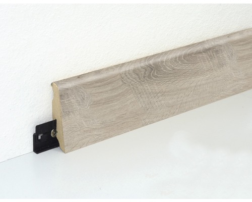 Fußleiste mit Befestigungsclips an einer Wand