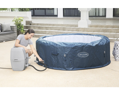 Frau schließt eine aufblasbare Lay-Z-Spa Whirlpoolwanne an eine Pumpe an