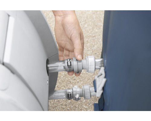 Detailaufnahme eines montierten Pool-Anschlusses