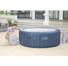 Aufblasbarer Lay-Z-Spa Whirlpool mit Pumpe und Frau im Garten