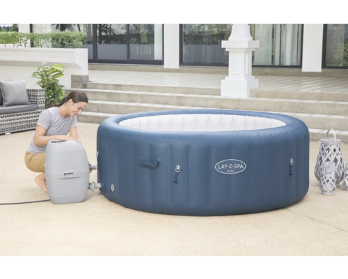 Aufblasbarer Lay-Z-Spa Whirlpool mit Pumpe und Frau im Garten