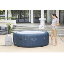 Aufblasbarer Lay-Z-Spa Whirlpool im Garten mit Frau beim Befüllen mit Wasser.