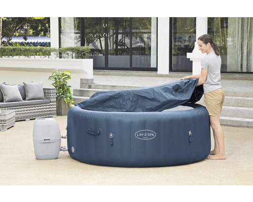 Aufblasbarer Lay-Z-Spa Whirlpool mit Abdeckung und Pumpe auf einer Terrasse