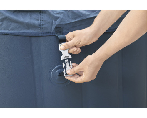 Detailansicht des Befestigungsmechanismus einer Poolabdeckung