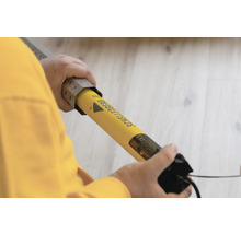 Person hält Rollladenmotor der Marke Schellenberg