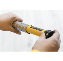 Person hält Rollladenmotor mit Metallschiene in der Hand