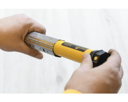 Person hält Rollladenmotor mit Metallschiene in der Hand