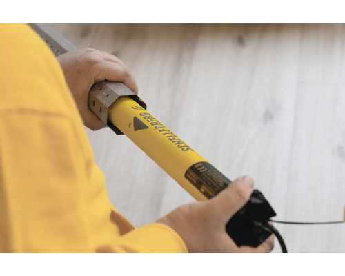 Person hält Rollladenmotor der Marke Schellenberg in der Hand