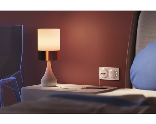 Nachttisch mit Lampe und USB-Steckdose