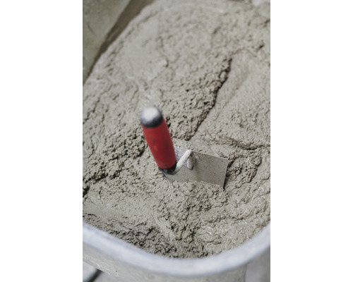 Nahaufnahme von Mörtel mit einer Maurerkelle