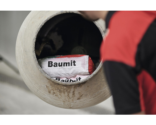 Baumit Sack in einem Betonmischer