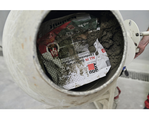 Betonmischer mit Baumit Sack für Garten und Landschaftsbau Beton