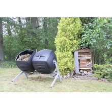 Zwei Komposttrommeln aus Kunststoff und ein Insektenhotel im Garten