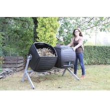 Doppel-Komposttrommel mit Frau im Garten