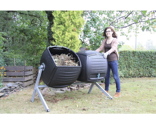Doppel-Komposttrommel mit Frau im Garten