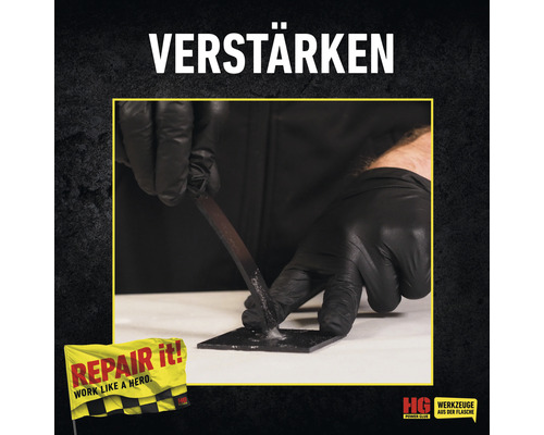 Szene mit einer Person, die ein Werkstück verstärkt, und dem HG Werkzeuge aus der Flasche Logo