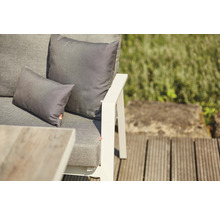 Detailansicht von Gartenmöbeln mit Kissen auf einer Holzterrasse.