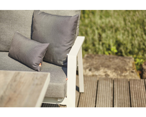 Detailansicht von Gartenmöbeln mit Kissen auf einer Holzterrasse.