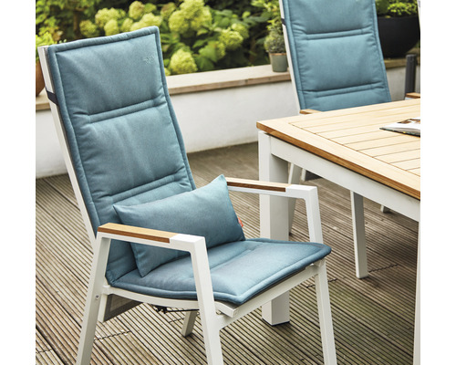 Gartenstuhl mit hoher Rückenlehne und Sitzkissen auf einer Holzterrasse