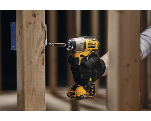 DeWalt Akku-Schlagschrauber im Einsatz an einer Holzkonstruktion