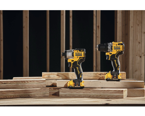 Zwei Bohrmaschinen von DeWalt auf Holzuntergrund