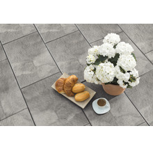 Terrassenplatten mit Blumen, Gebäck und Kaffee