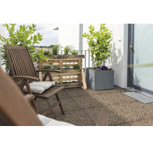 Balkon mit Holzstühlen, bepflanzter Palette und Pflanzkübel