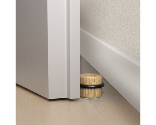 Holztürstopper mit Gummiring neben einer Tür