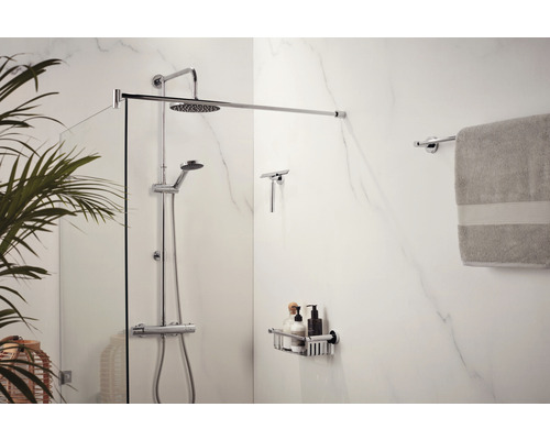 Duschkabine mit Duschsystem, Duschabzieher, Handtuch und Ablageregal im Badezimmer