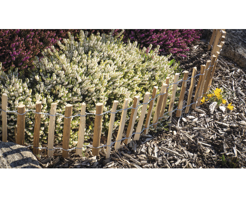 Beetbegrenzung aus Holz mit Pflanzen