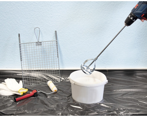 Farbmischeraufsatz an Bohrmaschine über Farbeimer mit Farbroller, Abstreifgitter und Handschuhen