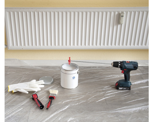 Werkzeuge und Hilfsmittel zum Malen: Farbe, Farbrührer, Bohrmaschine, Pinsel, Farbroller und Schutzhandschuhe