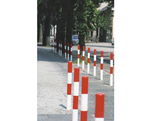 Absperrpfosten zum Einbetonieren Stahl weiß/rot 1330 mm Reihe rot-weißer Absperrpfosten am Straßenrand