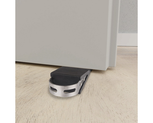 Türstopper aus Metall und Gummi sichert eine Tür