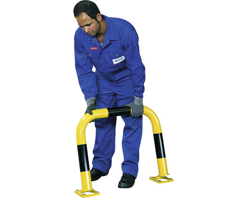 Eine Person montiert einen Anfahrschutzbügel in Gelb und Schwarz.